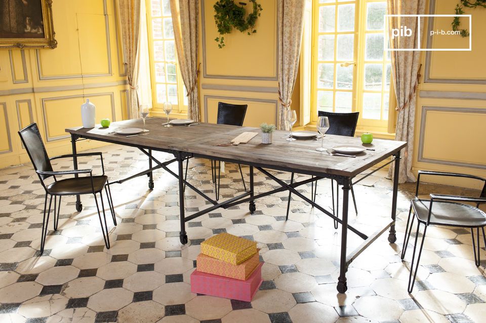 Une très grande table idéale pour recevoir de nombreux convives.