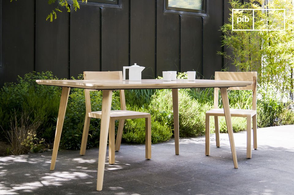 Belle table de repas en bois massif lumineux.