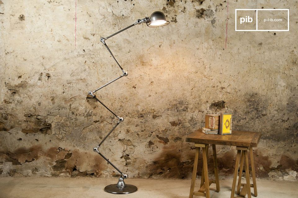 Apportez du caractère à votre espace avec ce luminaire iconique au style industriel.