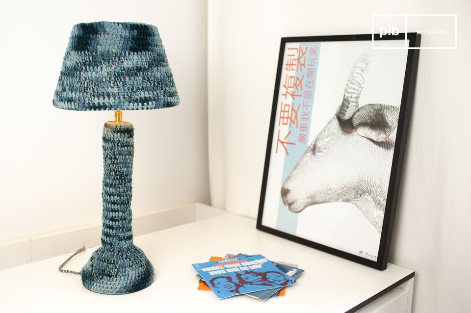 Belle lampe en textile bleu, pleine de douceur.