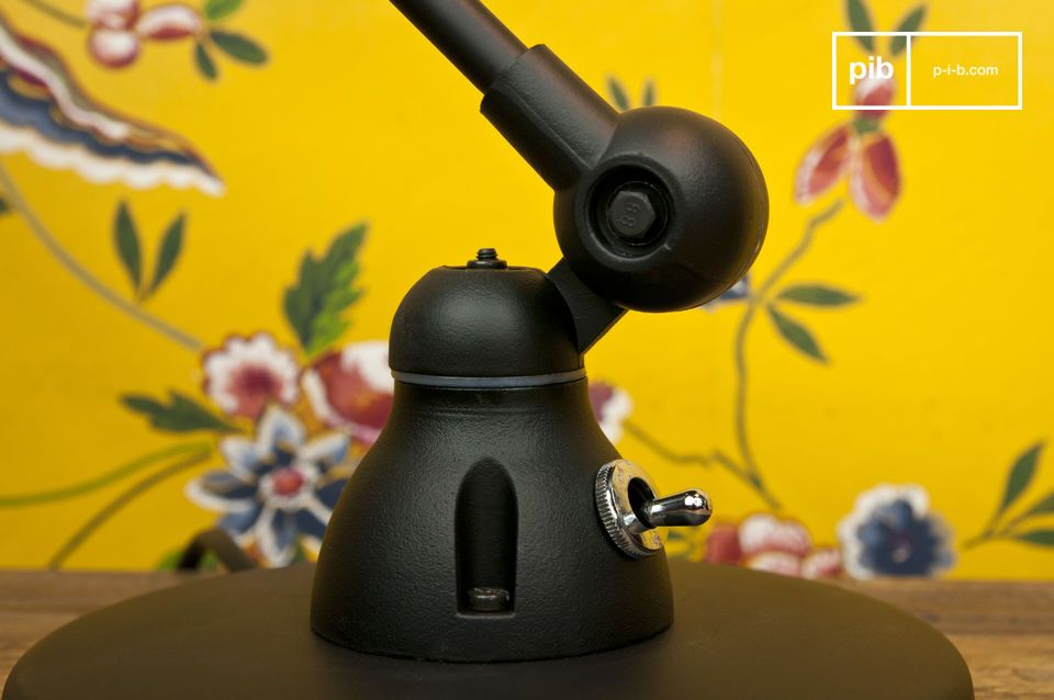 La lampe repose sur un socle lourd de 17cm de diamètre pour une bonne stabilité.