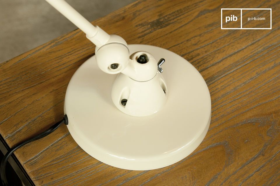la lampe repose sur un socle lourd de 17cm de diamètre qui assure une bonne stabilité.