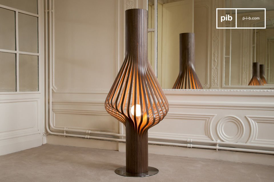 Élégante lampe de salon en bois.