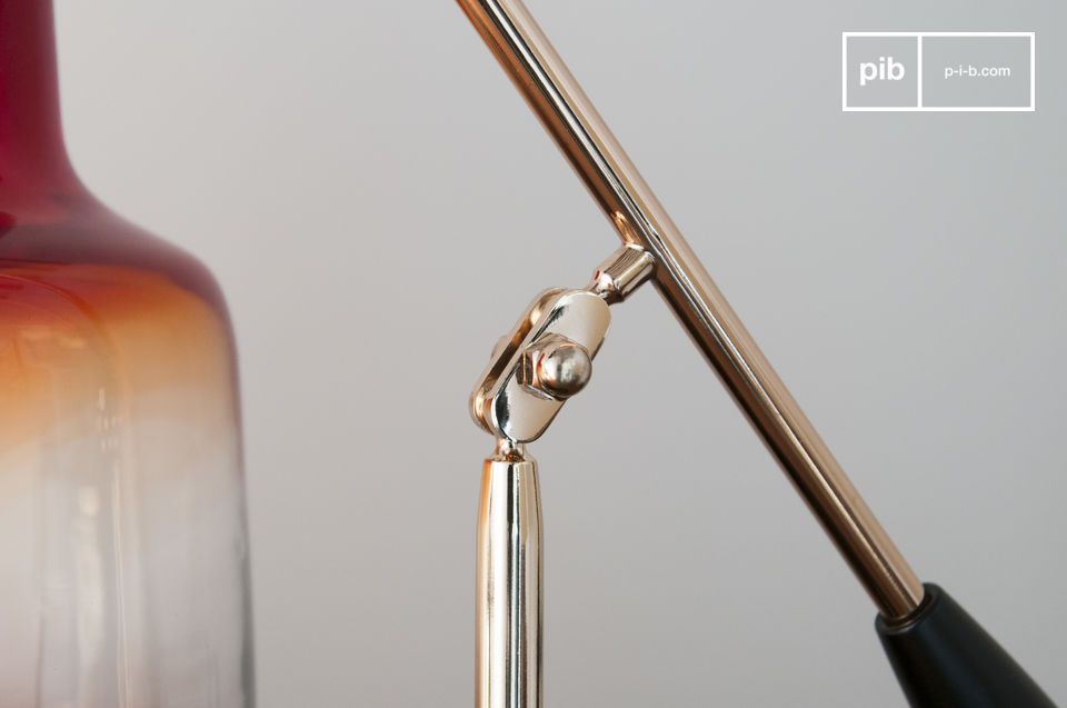 Les finitons de la lampes sont délicatement travaillées.