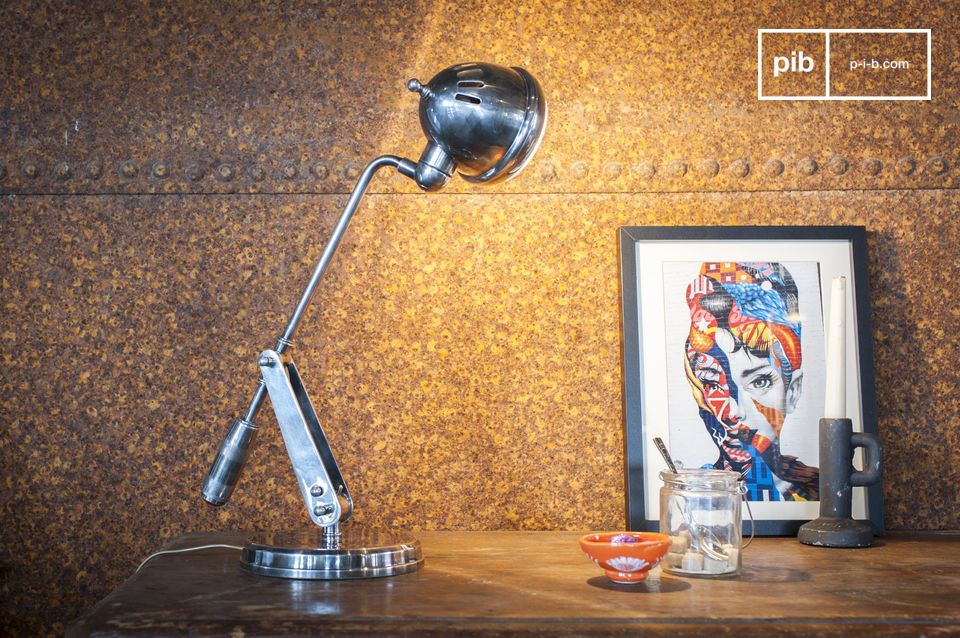 Lampe inclinable et ajustable en multiples directions.