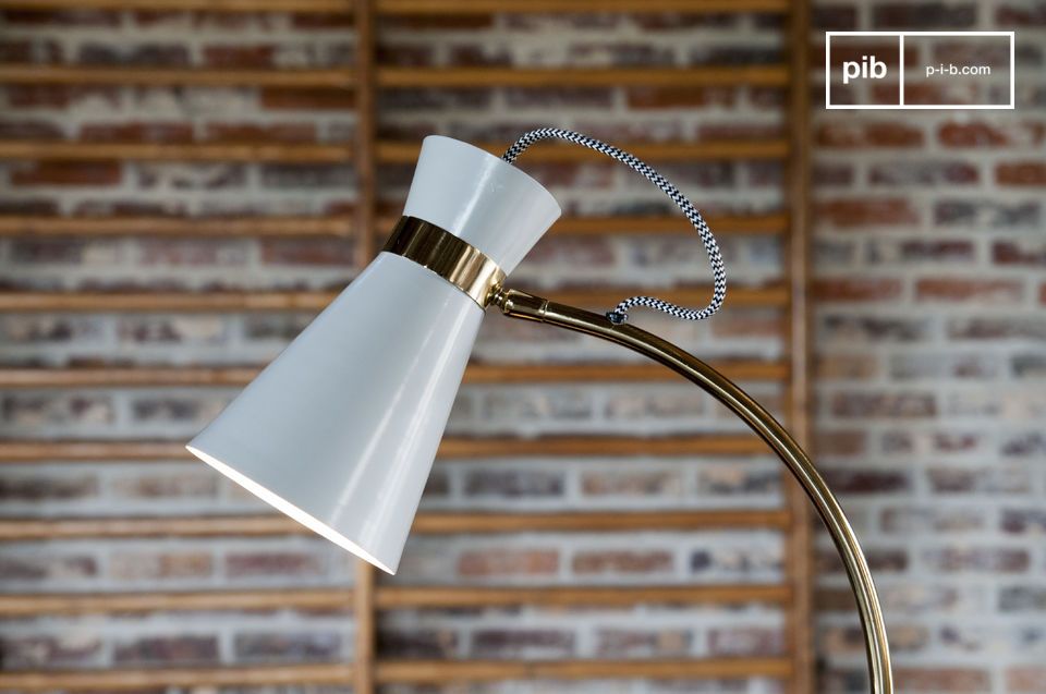 La tête de la lampe est orientable pour un éclairage parfait.