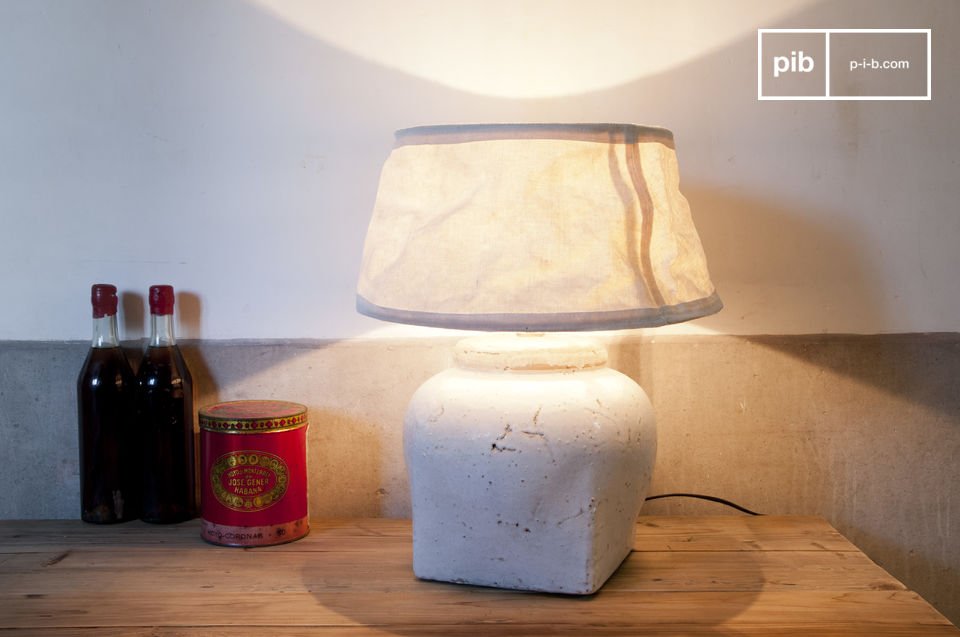 Belle lampe en terre cuite sur plateau en bois.