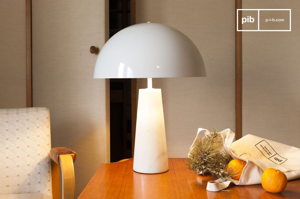 Superbe lampe blanche au design épuré inspiré des années 70.