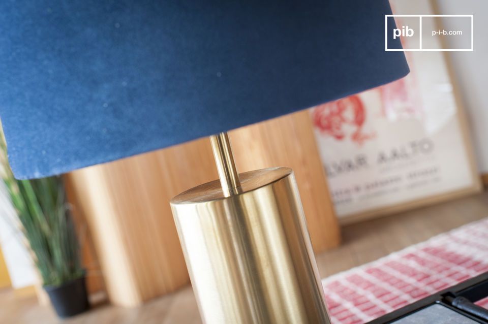 La base cylindrique en laiton brossé affiche un luxe sans ostentation.