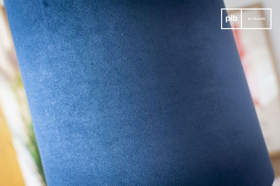 L'abat-jour en velours bleu primaire confère un présence forte à la lampe.