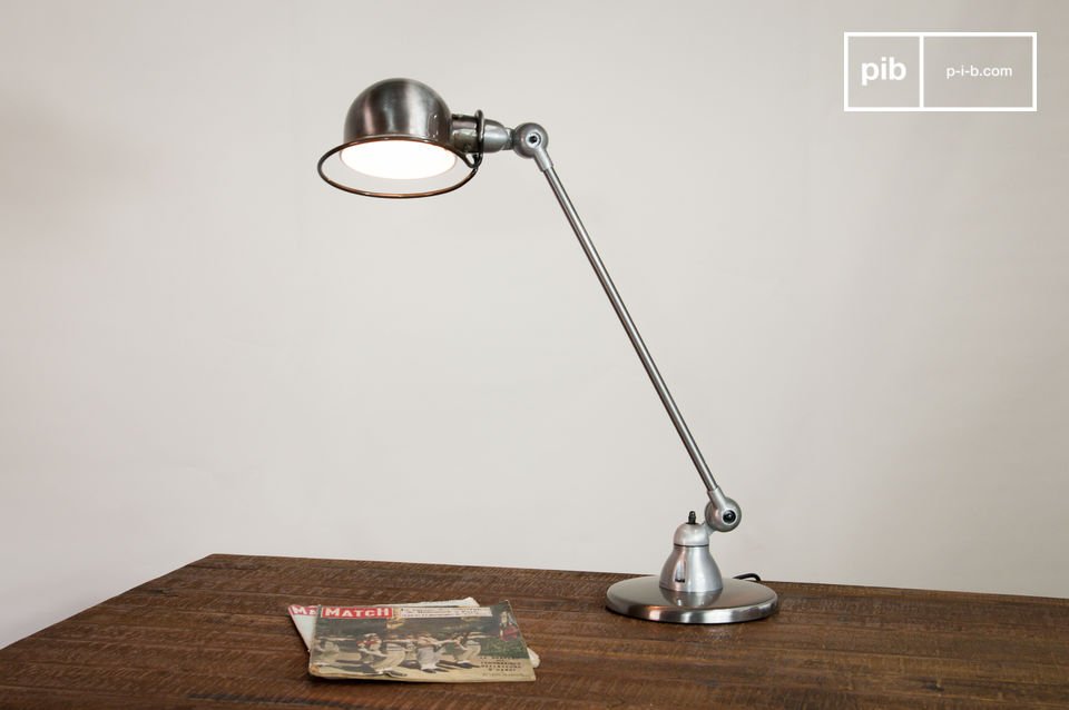 jolie lampe au style industriel.