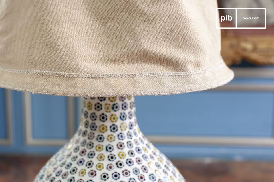 L'abat-jour en textile chiné est bien travaillé et s'harmonise parfaitement avec le pied en porcelaine.