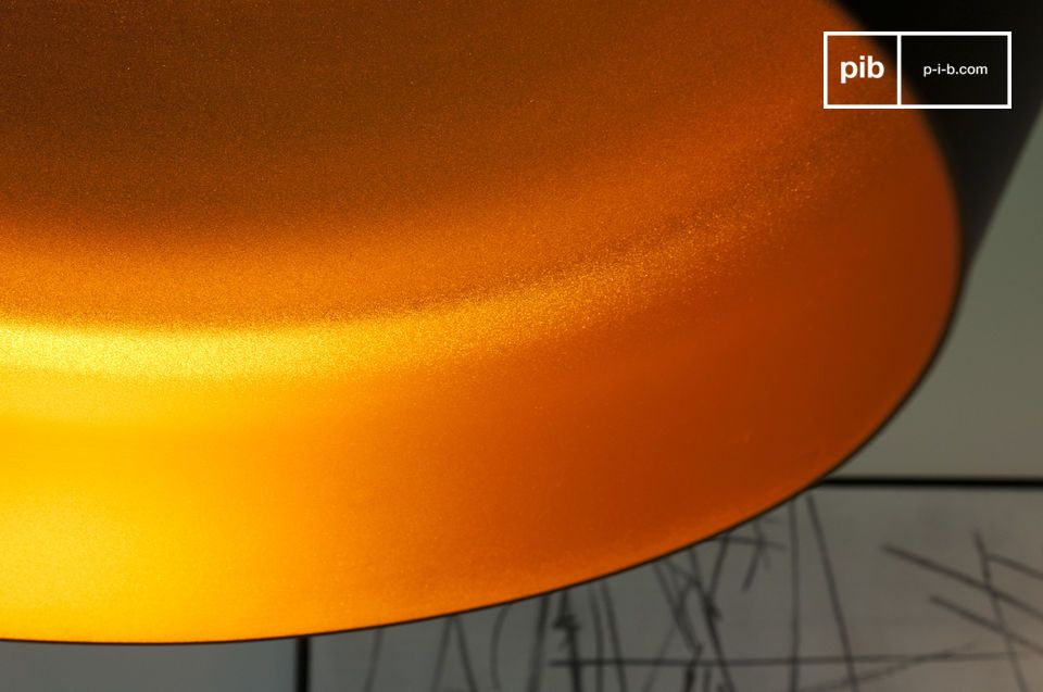 Sublime intérieur de la suspension d'un orange métallisé à effet doré.