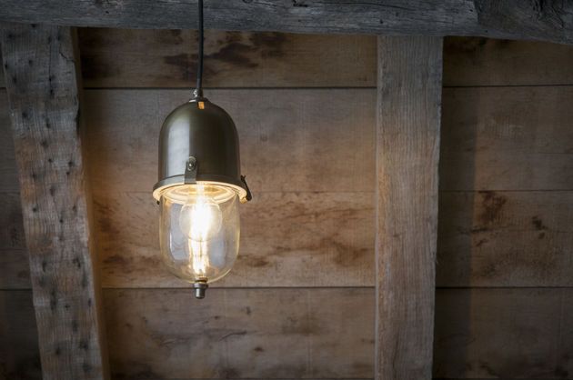 Lampe suspendue en laiton Kapsula