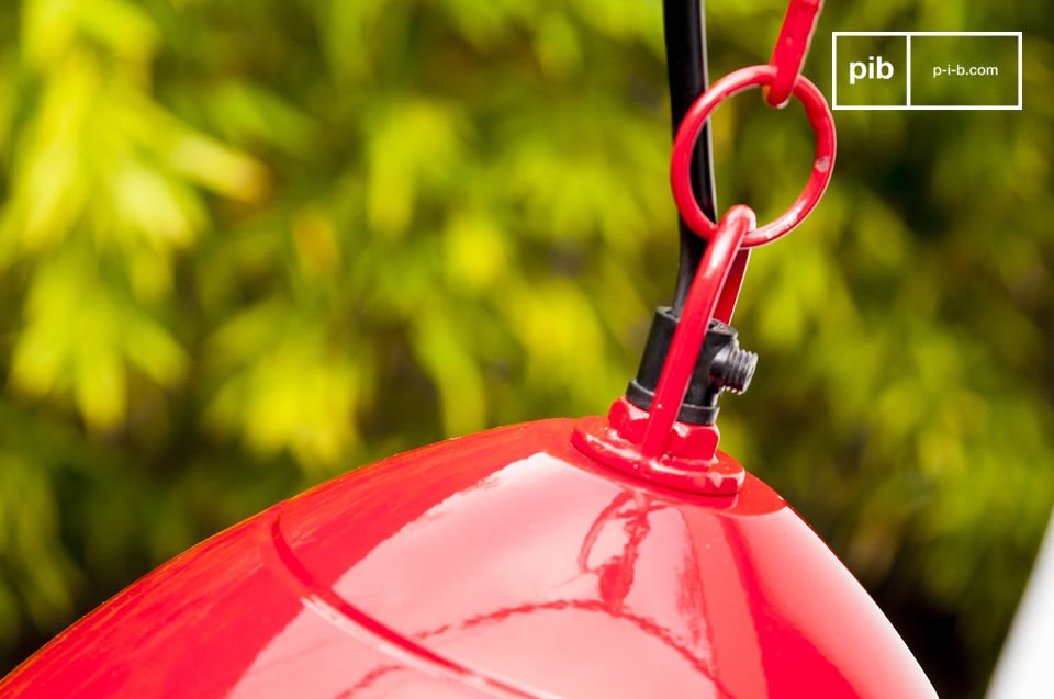 La suspension est accroché par une jolie chaîne rouge.