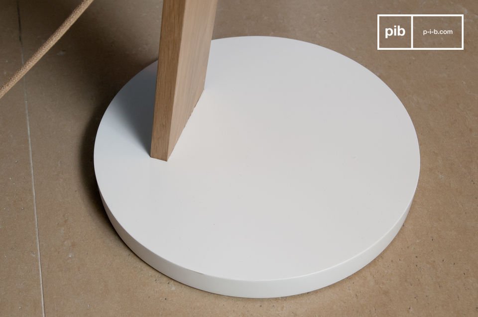 Un pied minimaliste, parfaitement rond & entièrement blanc pour sublimer la lampe.
