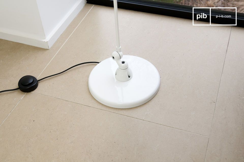 Son socle lourd de 25cm de diamètre assure une bonne stabilité.