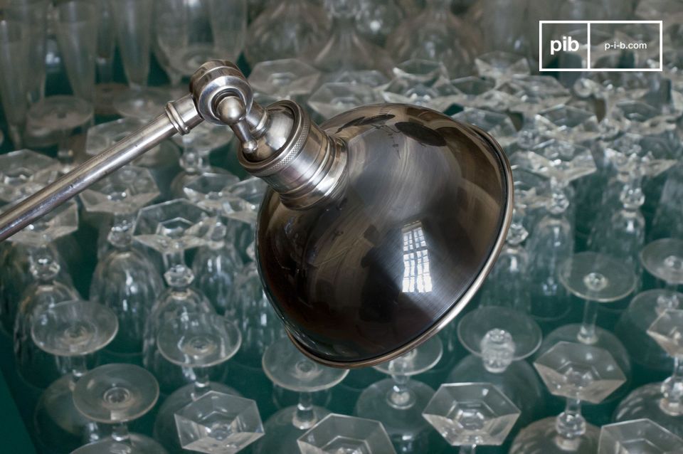 Tête orientable plaquée en argent.
