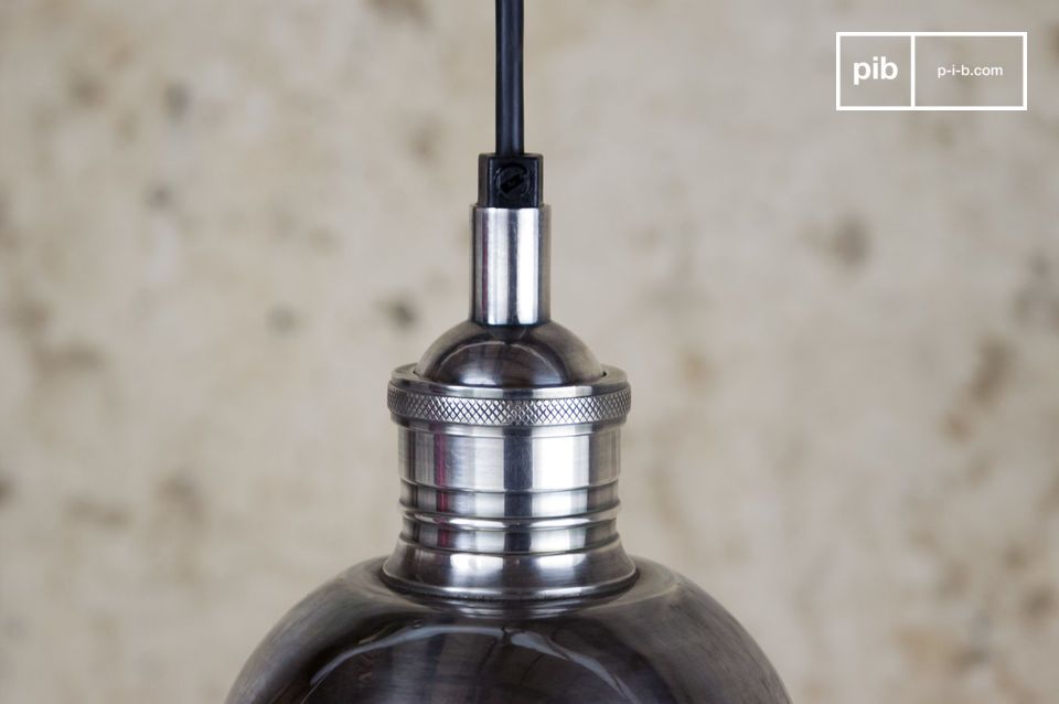 Cette petite lampe suspendue est entièrement conçue en laiton couvert d\'un magnifique placage