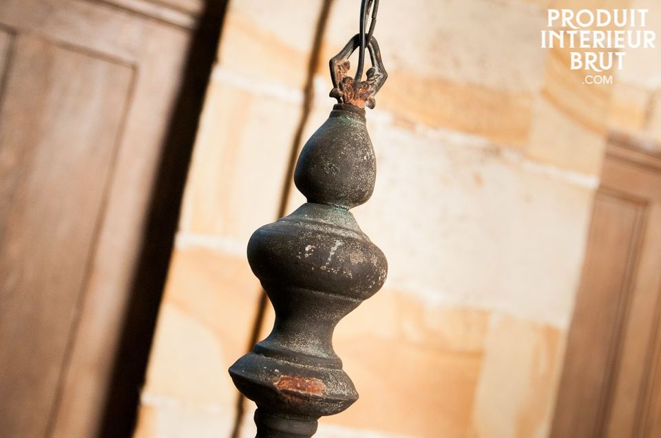 Le lustre Sérule est un luminaire plein de charme qui apportera une touche vintage romantique à