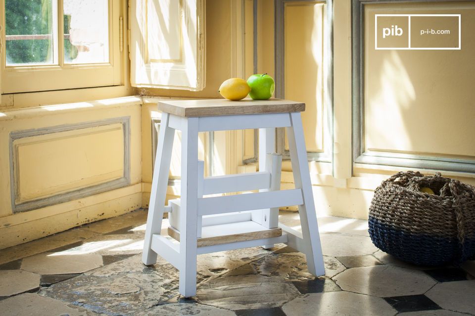 Marchepied blanc et bois pour un look scandinave.