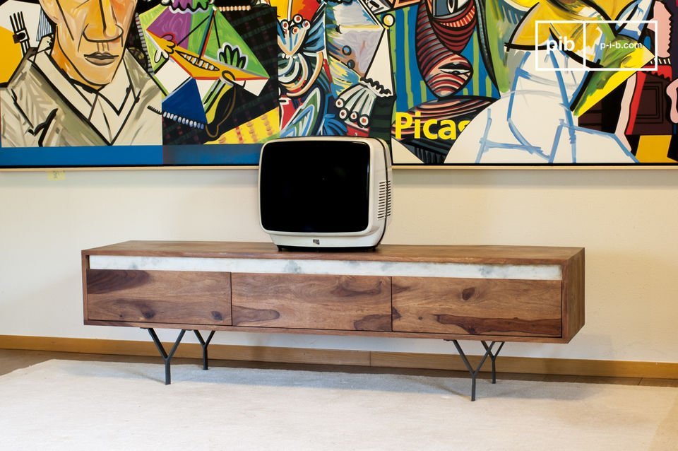 Le meuble tv affiche un beau design unique.
