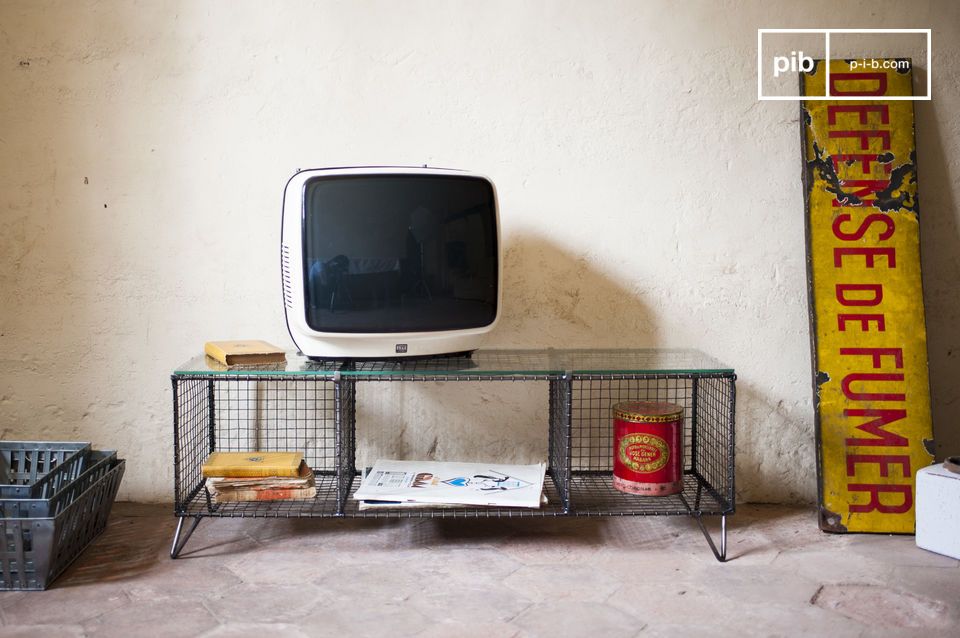 Élégant meuble tv en métal et verre.