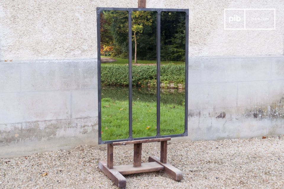 Cadre d'atelier en acier abrite le reflet d'un bois.