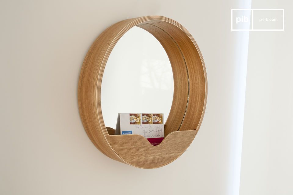 Élégant miroir en bois de style scandinave.