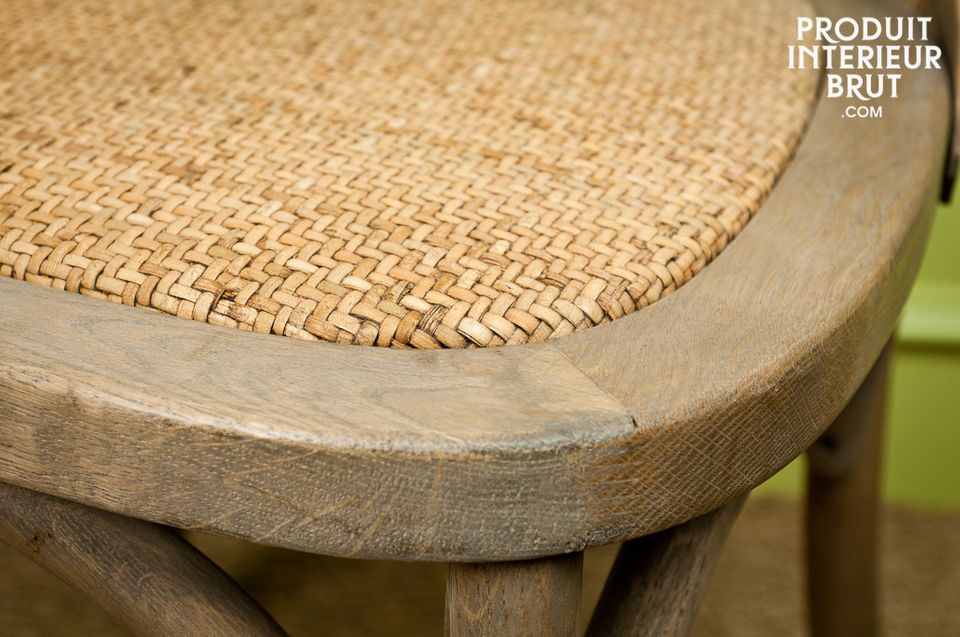 Optez pour une chaise Pampelune tout en chêne massif, au style authentique et naturel