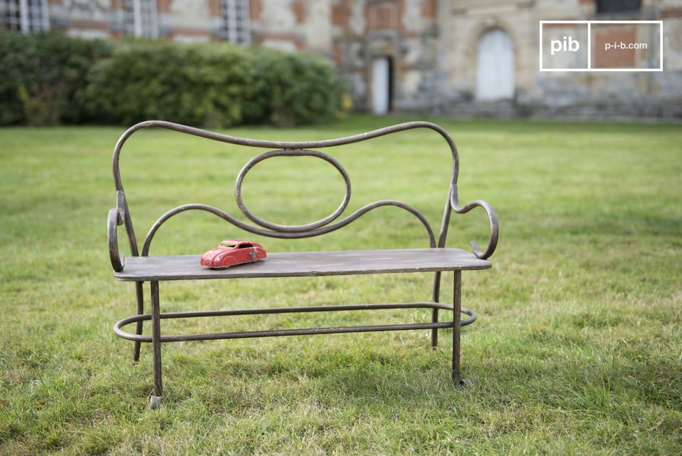 Petit banc conçu pour les enfants de 18 mois à 4 ans.