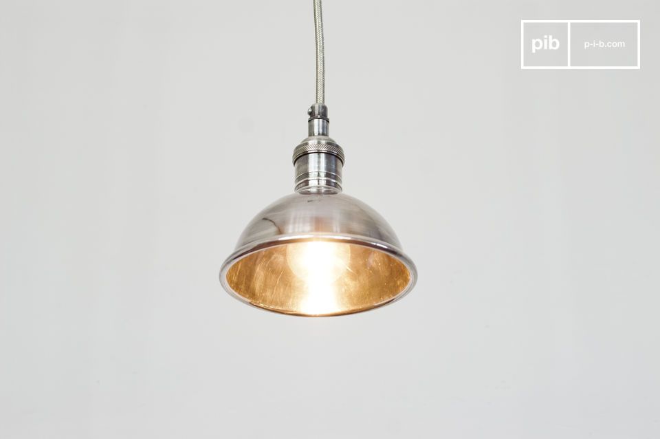 Cette lampe suspendue dispose d'une finition argentée soignée.
