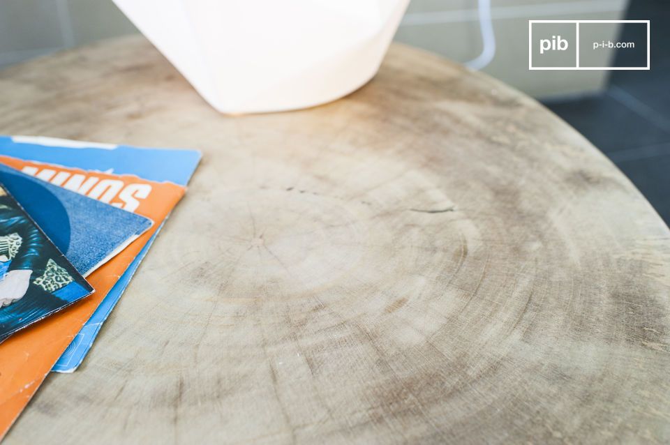 Le plateau en bois affiche un charme naturel.