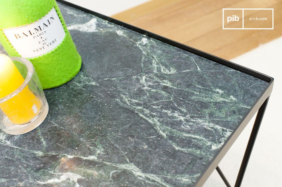Le plateau en marbre vert de style Verde Alpi est nervuré de blanc et de noir.