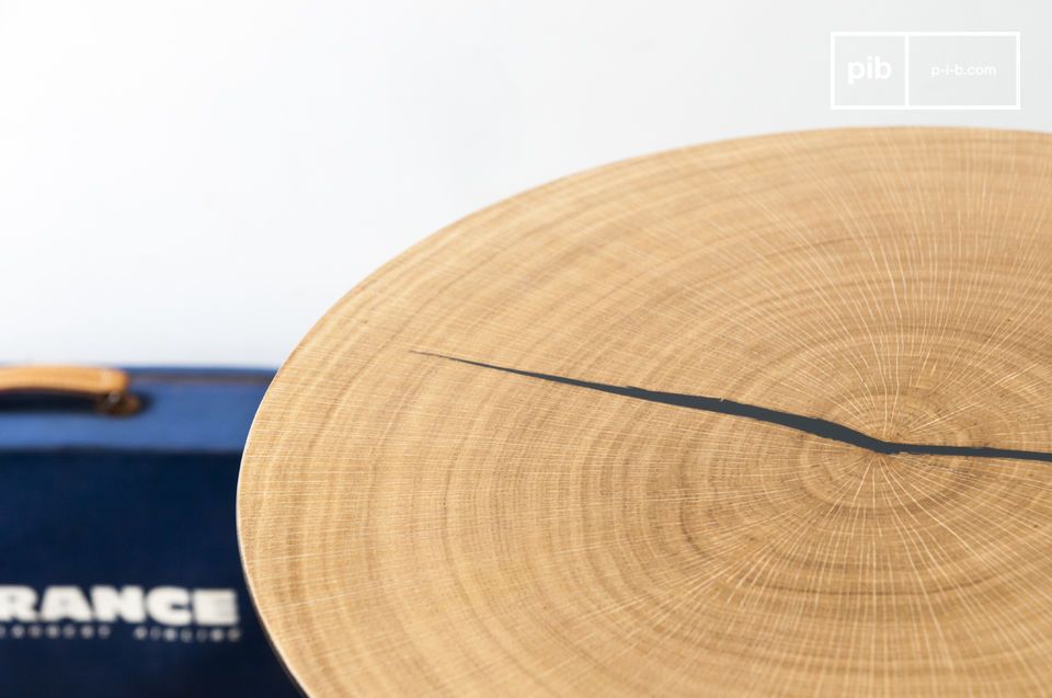 Le plateau en bois d'une finesse extrême suscite la curiosité.