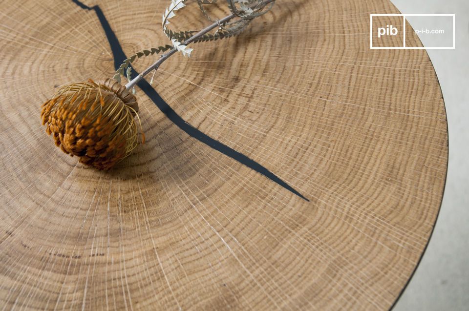 Une feuille de chêne naturel donne un aspect organique au produit.