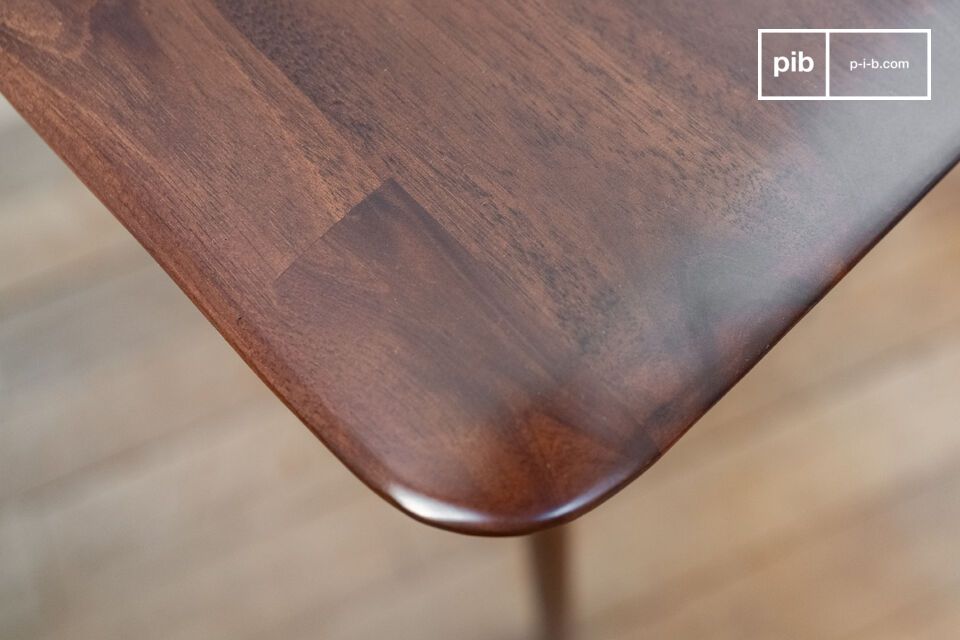Une petite table de style scandinave des années 60 qui allie simplicité et élégance