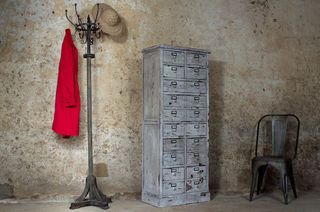 Porte-manteau en bois vieilli