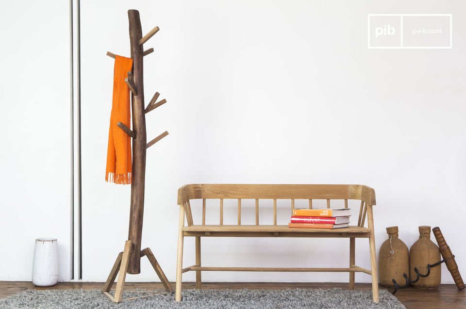 Porte manteau très organique associé à une jolie assise scandinave.