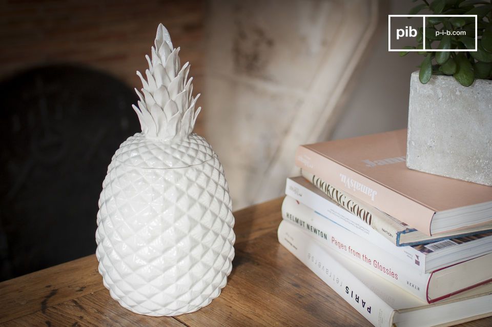 Joli vase ananas en porcelaine.