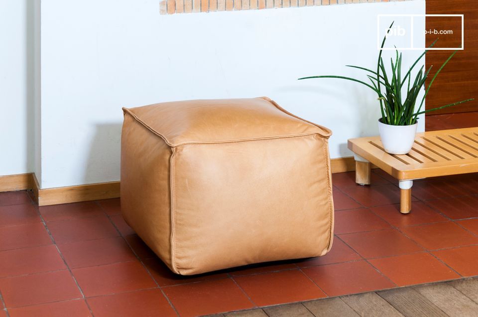 Pouf de forme cubique, idéal pour un confort absolu.