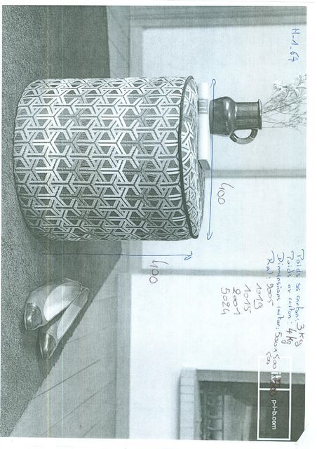 Élégant et graphique, le pouf cylindrique Toumani présente des finitions très soignées