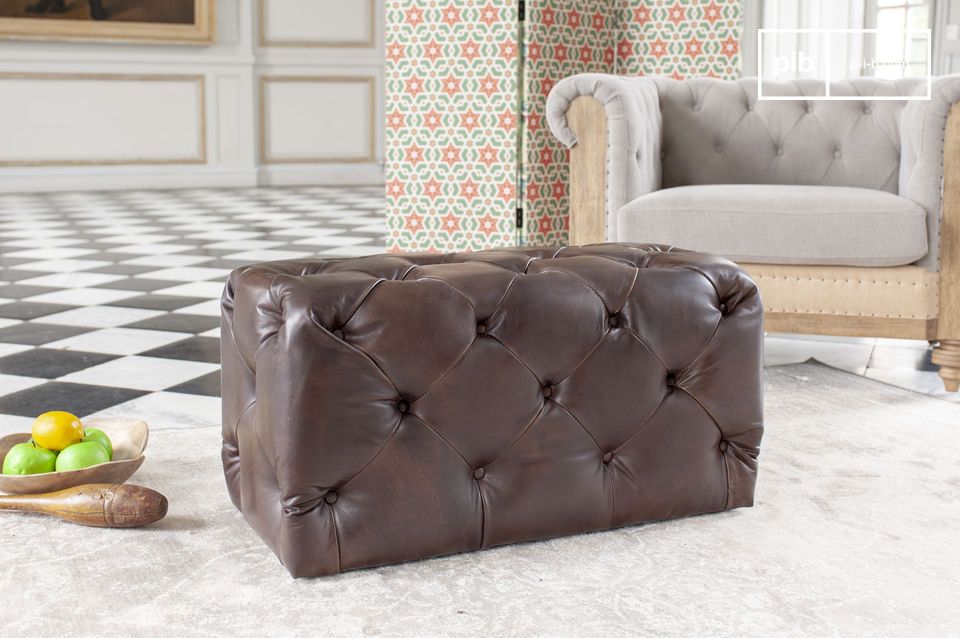 Le pouf rectangulaire en cuir offre par sa belle taille une assise idéale.