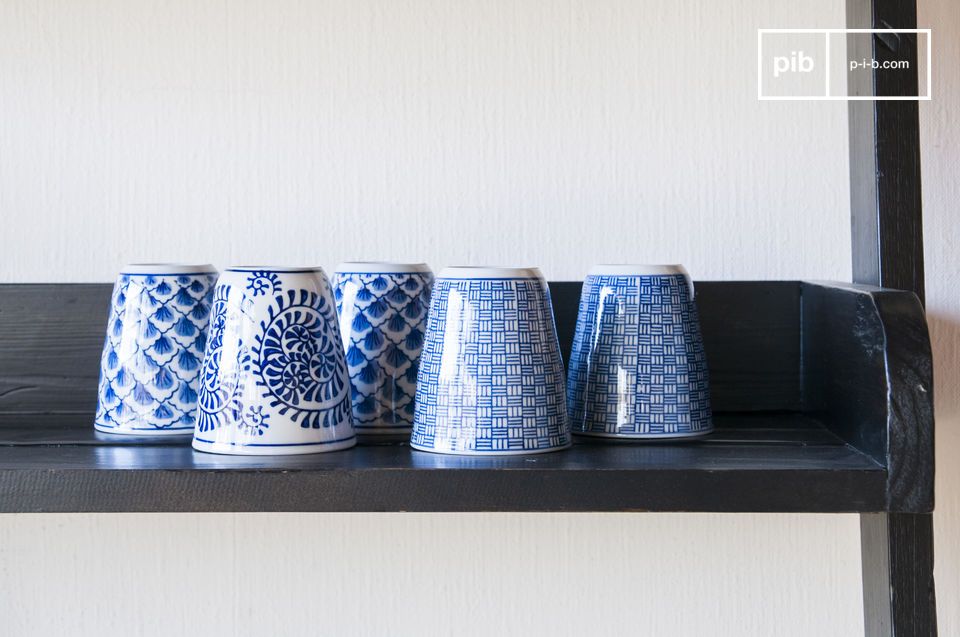 Les tasses présentent de jolis motifs à l'esprit oriental.
