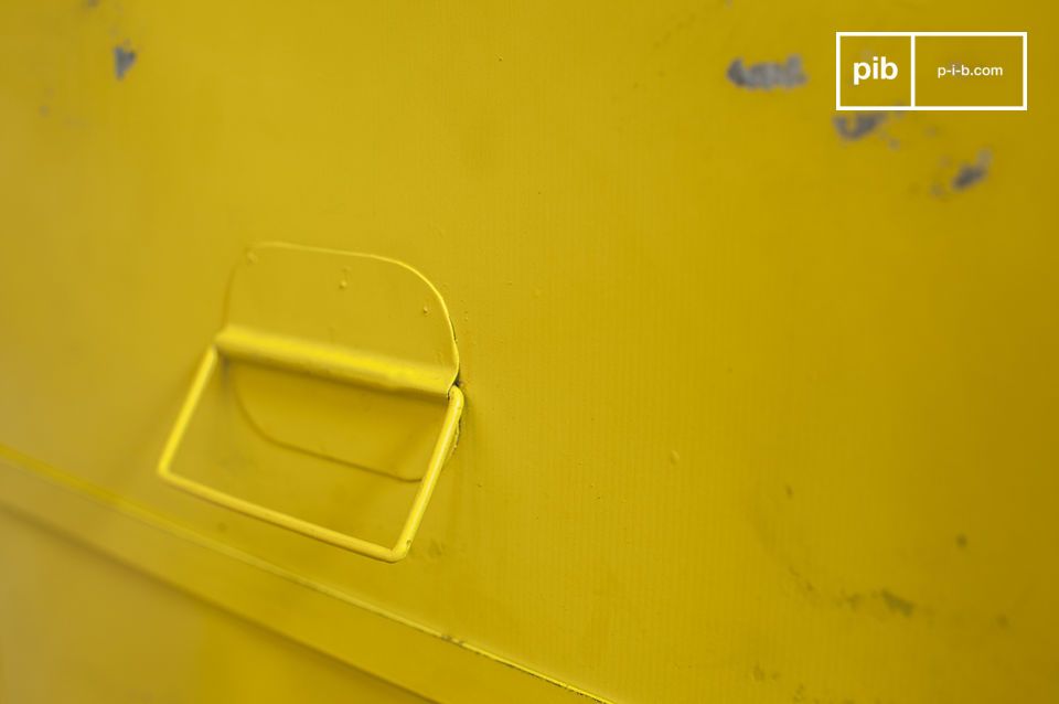 La peinture jaune est légèrement vieillie pour apporter du cachet à votre intérieur.