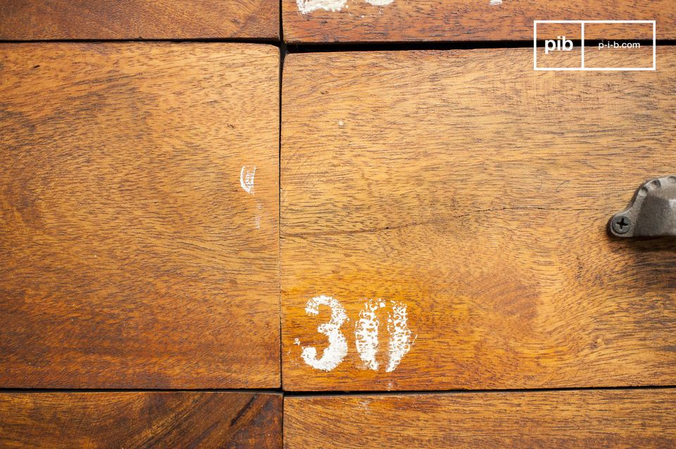 Chaque tiroir est numéroté, esprit meuble d'usine.