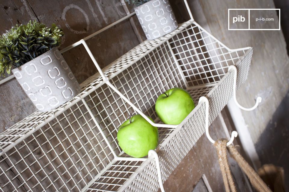L'étagère dispose de plusieurs espaces de rangement.