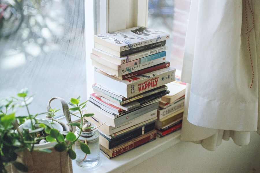 Ranger les livres sur le rebord de la fenêtre