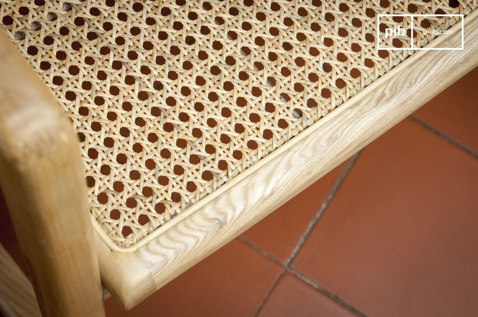 L'association du rotin et de l'orme massif est un classique du design scandinave.