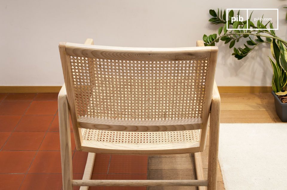 L'assise et le dossier sont recouverts d'un cannage de rotin naturel lumineux.